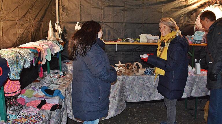 Freiwillige haben fleißig genäht und gestrickt, um Geld für den guten Zweck zu sammeln. - Freiwillige haben fleißig genäht und gestrickt, um Geld für den guten Zweck zu sammeln. Freiwillige haben fleißig genäht und gestrickt, um Geld für den guten Zweck zu sammeln. - Freiwillige haben fleißig genäht und gestrickt, um Geld für den guten Zweck zu sammeln.