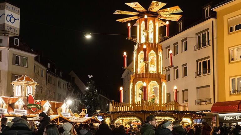Zahlreiche Besucher auf dem Würzburger Weihnachtsmarkt, unter ihnen: aufdringliche Bettler. Zahlreiche Besucher auf dem Würzburger Weihnachtsmarkt, unter ihnen: aufdringliche Bettler.