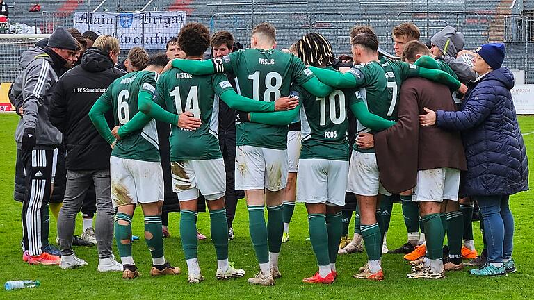 Aufarbeitung auf dem Spielfeld: FC-05-Trainer Marc Reitmaier schwört die Schweinfurter Spieler auf die kommende Aufgabe bei Bayern München II ein.