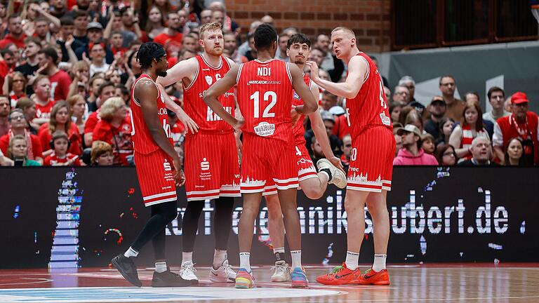Können sich die Würzburg Baskets im letzten regulären Spiel der Saison bei den Chemnitz 99ers den dritten Tabellenplatz sichern? Können sich die Würzburg Baskets im letzten regulären Spiel der Saison bei den Chemnitz 99ers den dritten Tabellenplatz sichern?