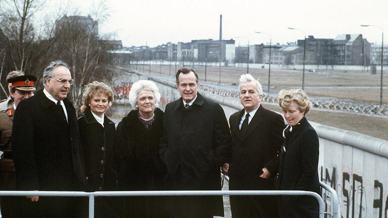 US Vice President Bush visits Berlin, 1983       -  Ein Gruppenbild vom 31.01.1983 zeigt von links nach rechts: Helmut Kohl und seine Frau Hannelore, Barbara Bush und ihr Mann US Vizepräsident George Bush, sowie den Berliner Oberbürgermeister Richard von Weizsäcker und seine Frau Marianne an der Berliner Mauer.