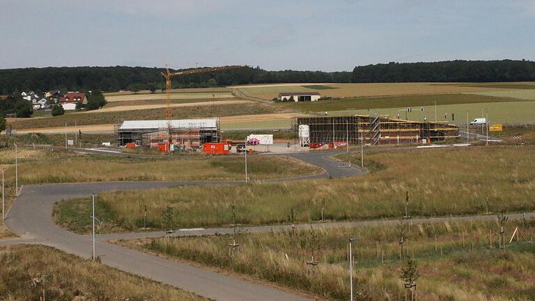 Im Bau: Im vorgesehenen Sondergebiet, nahe der Einfahrt, wird zurzeit ein Norma-Markt sowie eine Bäckereifiliale mit Café gebaut. Im Bau: Im vorgesehenen Sondergebiet, nahe der Einfahrt, wird zurzeit ein Norma-Markt sowie eine Bäckereifiliale mit Café gebaut.