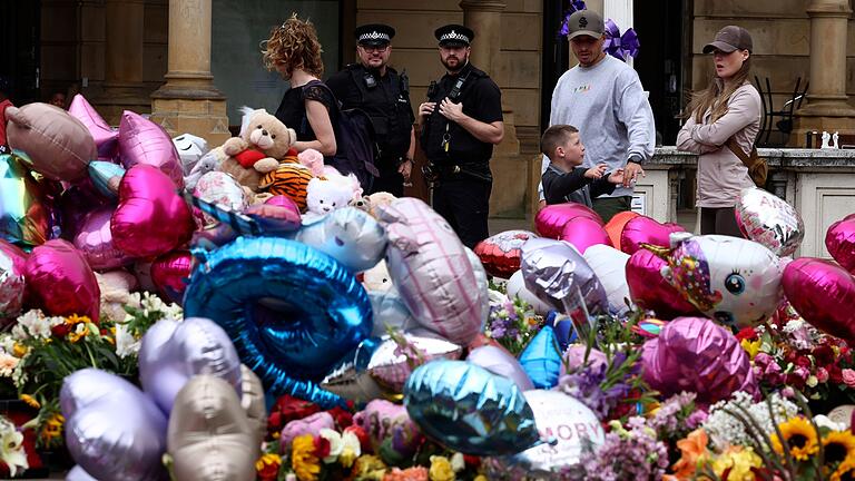 Nach Bluttat in Southport - Blumen in Trauer um getötete Kinder - Falschnachrichten über den mutmaßlichen Täter von Southport gelten als Auslöser der Krawalle. Nach Bluttat in Southport - Blumen in Trauer um getötete Kinder - Falschnachrichten über den mutmaßlichen Täter von Southport gelten als Auslöser der Krawalle.