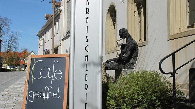 Bald wieder geöffnet: Die Skulptur 'Der Sitzende' begrüßt auch weiterhin die Besucher der Kreisgalerie und des Museumscafés in Mellrichstadt. Bald wieder geöffnet: Die Skulptur 'Der Sitzende' begrüßt auch weiterhin die Besucher der Kreisgalerie und des Museumscafés in Mellrichstadt. 