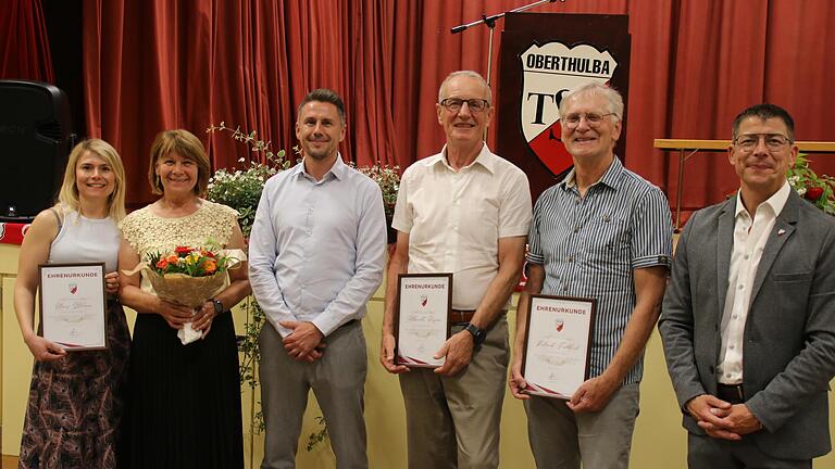 Neue Ehrenmitglieder ernannt (von links): Carina, Elke und Oliver Blümm nehmen posthum für Klaus Blümm die Ehrung entgegen, Albrecht Kiesner, Roland Fröhlich und Vorstand Matthias Hüttl (es fehlt Bernd Bös). - Neue Ehrenmitglieder ernannt (von links): Carina, Elke und Oliver Blümm nehmen posthum für Klaus Blümm die Ehrung entgegen, Albrecht Kiesner, Roland Fröhlich und Vorstand Matthias Hüttl (es fehlt Bernd Bös). Neue Ehrenmitglieder ernannt (von links): Carina, Elke und Oliver Blümm nehmen posthum für Klaus Blümm die Ehrung entgegen, Albrecht Kiesner, Roland Fröhlich und Vorstand Matthias Hüttl (es fehlt Bernd Bös). - Neue Ehrenmitglieder ernannt (von links): Carina, Elke und Oliver Blümm nehmen posthum für Klaus Blümm die Ehrung entgegen, Albrecht Kiesner, Roland Fröhlich und Vorstand Matthias Hüttl (es fehlt Bernd Bös).