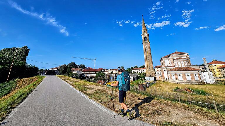 Von Kirchturm zu Kirchturm: Das Wandern ist im italienischen Hinterland aufgrund der Hitze nur bis mittags auszuhalten. Von Kirchturm zu Kirchturm: Das Wandern ist im italienischen Hinterland aufgrund der Hitze nur bis mittags auszuhalten.