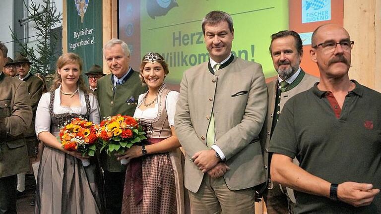 Lisa Müller als bayerische Jagdkönigin, eingerahmt von Mitgliedern des deutschen Falkenordens (von links): die letzte bayerische Jagdkönigin Elena Loderer, Präsident Jürgen Vocke, die neue bayerische Jagdkönigin Lisa Müller, der bayerischer Staatsminister Markus Söder und Thomas Schreder, Pressesprecher des BJV.