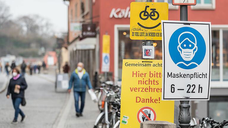 Die Maskenpflicht in der Würzburger Innenstadt hält weiter an.
