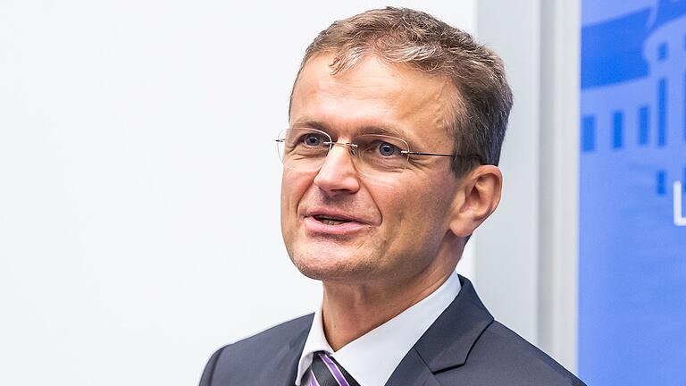 Am Tübinger Universitätsklinikum schließt sich für ihn nun ein Kreis: Prof. Jens Maschmann hat dort zum 1. August seine Stelle als Leitender Ärztlicher Direktor angetreten. Sein Nachfolger in Würzburg kommt im Oktober. Am Tübinger Universitätsklinikum schließt sich für ihn nun ein Kreis: Prof. Jens Maschmann hat dort zum 1. August seine Stelle als Leitender Ärztlicher Direktor angetreten. Sein Nachfolger in Würzburg kommt im Oktober. 