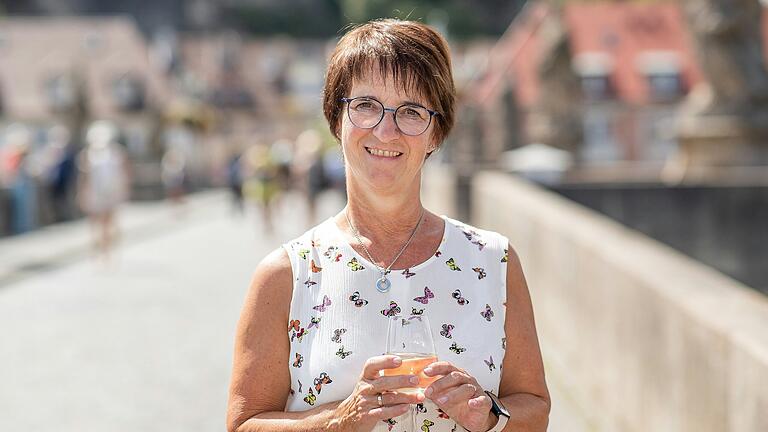 Ute S. genießt den kühlen Wein bei den hohen Temperaturen auf der Alten Mainbrücke in Würzburg. Ute S. genießt den kühlen Wein bei den hohen Temperaturen auf der Alten Mainbrücke in Würzburg.