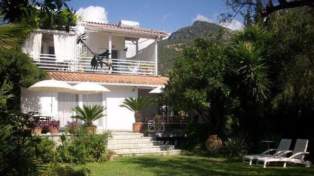 Ingrid Turetscheks griechisches Paradies: In diesem Haus lebt die gebürtige Dettelbacherin. Ingrid Turetscheks griechisches Paradies: In diesem Haus lebt die gebürtige Dettelbacherin.