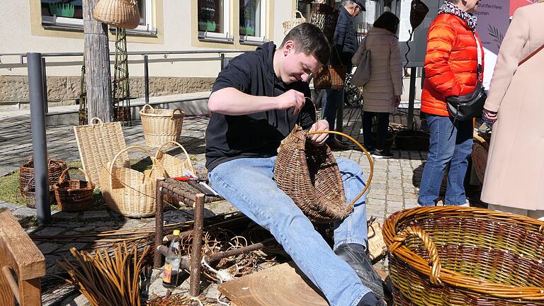 Korbmacher Valentin Rippstein gab den Marktbesucherinnen und -besuchern Einblicke in seinen Beruf. Korbmacher Valentin Rippstein gab den Marktbesucherinnen und -besuchern Einblicke in seinen Beruf.