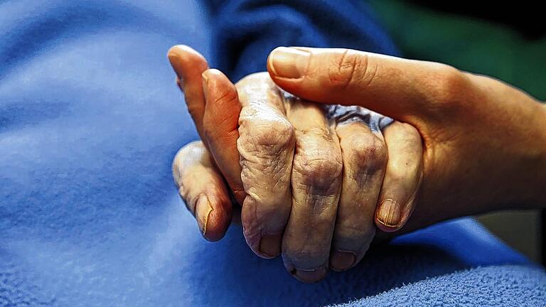 Pflegenotstand: Pflegekräfte werden aufgrund der Überalterung der Gesellschaft dringend gesucht. Eine Ausbildung zur Altenpflegerin oder zum Altenpfleger garantiert einen sicheren Arbeitsplatz, doch der Beruf verfügt nicht über die gesellschaftlich nötige Anerkennung.