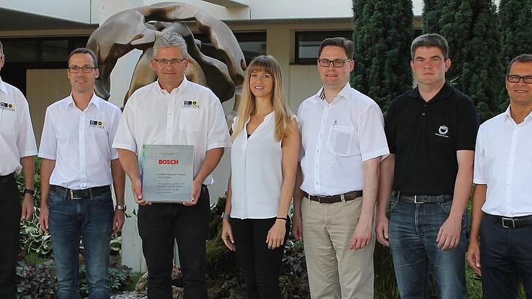 Die Reich Gruppe wurde von der Robert Bosch GmbH in Stuttgart mit dem Bosch Global Supplier Award 2017 in der Kategorie „Mechanik“ ausgezeichnet. Darüber freuen sich (von links) Raphael Werner (Vertriebsleiter), Andreas Landgraf (Logistikleiter) und Ralf Bott (Qualitätsleiter) mit den Geschäftsführern Nina und André Reich sowie Christian Zirk (stellvertretender Betriebsratsvorsitzender) und Personalchef Oliver Thiele. Die Reich Gruppe wurde von der Robert Bosch GmbH in Stuttgart mit dem Bosch Global Supplier Award 2017 in der Kategorie „Mechanik“ ausgezeichnet. Darüber freuen sich (von links) Raphael Werner (Vertriebsleiter), Andreas Landgraf (Logistikleiter) und Ralf Bott (Qualitätsleiter) mit den Geschäftsführern Nina und André Reich sowie Christian Zirk (stellvertretender Betriebsratsvorsitzender) und Personalchef Oliver Thiele.