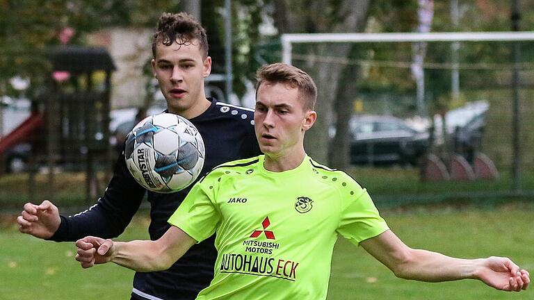 Torschützen im Zweikampf: Philipp Kessler (hinten) von der SG Sommerhausen/Winterhausen und Rottenbauers Samuel Braun. Torschützen im Zweikampf: Philipp Kessler (hinten) von der SG Sommerhausen/Winterhausen und Rottenbauers Samuel Braun.