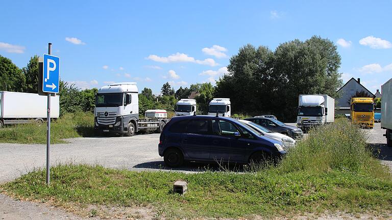 Seit Jahren (wie auf diesem Archivbild aus dem Jahr 2018) steht der schlechte Zustand des Schotter-Parkplatz am Bleichwasen in Kitzingen Anlass zur Kritik. Nun beschloss der Stadtrat mit dem Beschluss eines Bebauungsplans, den Ausbau des Parkplatzes und dessen Neugestaltung in ordentliche Bahnen zu lenken. Seit Jahren (wie auf diesem Archivbild aus dem Jahr 2018) steht der schlechte Zustand des Schotter-Parkplatz am Bleichwasen in Kitzingen Anlass zur Kritik. Nun beschloss der Stadtrat mit dem Beschluss eines Bebauungsplans, den Ausbau des Parkplatzes und dessen Neugestaltung in ordentliche Bahnen zu lenken.