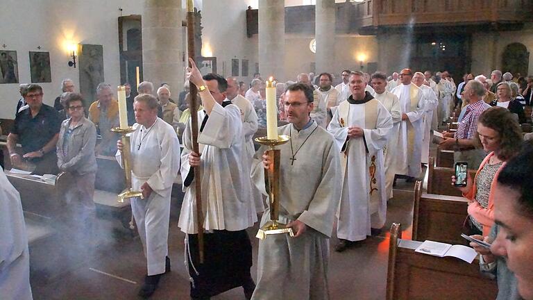 Die Franziskaner aus vielen Ländern zogen mit ihrem Generalminister, Bruder Carlos A. Trovarelli (zweiter von rechts) zum Festgottesdienst in die Würzburger Kirche ein.