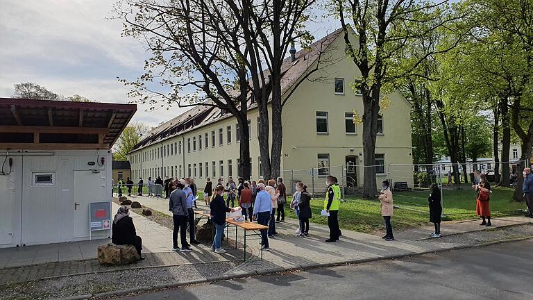 Impfkampagne im Ankerzentrum: Mit vier Teams war das Impfzentrum angerückt, um Bewohner und Beschäftigte der Erstaufnahmeeinrichtung zu impfen. Impfkampagne im Ankerzentrum: Mit vier Teams war das Impfzentrum angerückt, um Bewohner und Beschäftigte der Erstaufnahmeeinrichtung zu impfen.