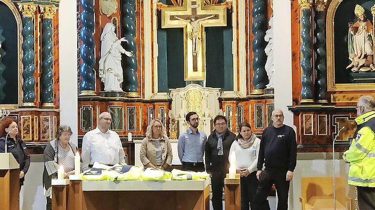 Die neuen Notfallseelsorger sind bei einem Gottesdienst von Thomas Weiss (rechts) beauftragt worden (v. li.): Anja Junk, Christina Schneider, Uwe Schaub, Annekatrin Vogler, Johannes Schulz, Kim Sell, Annemarie Göbel und Joachim Weichert.       -  Die neuen Notfallseelsorger sind bei einem Gottesdienst von Thomas Weiss (rechts) beauftragt worden (v. li.): Anja Junk, Christina Schneider, Uwe Schaub, Annekatrin Vogler, Johannes Schulz, Kim Sell, Annemarie Göbel und Joachim Weichert.