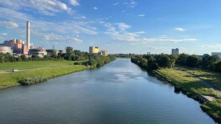 Blick von der Hahnenhügelbrücke in Schweinfurt, Freitag, 18.20 Uhr: Von hier aus sieht es wegen der Flussbiegung aus, als stünden die Kühltürme auf der rechten Mainseite.