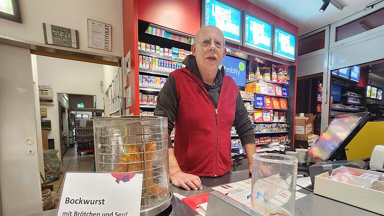 Weihnachten auf der Rastanlage Rhön - Thomas, 60 Jahre alt, arbeitet seit 40 Jahren an der Rastanlage Rhön. Weihnachten Dienst zu haben, fällt ihm als Single nicht schwer. Weihnachten auf der Rastanlage Rhön - Thomas, 60 Jahre alt, arbeitet seit 40 Jahren an der Rastanlage Rhön. Weihnachten Dienst zu haben, fällt ihm als Single nicht schwer.