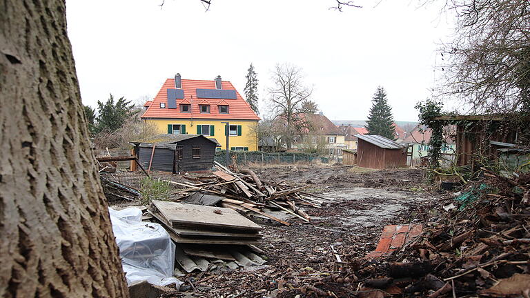 Die Kleingartenkolonie am Kitzinger Bahnhof wird gerade plattgemacht. Die Stadt braucht das Gelände, um die Parkplatzanlage für Bahnreisende zu erweitern.