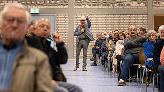 Rund 300 Menschen besuchen am 07.04.25 die Informationsveranstaltung in der Mehrzweckhalle in Himmelstadt zur geplanten und umstrittenen Unterkunft für Geflüchtete. Zum Diskussionsabend wurden auch Vertreter der Politik, der Regierung und der Polizei geladen.
