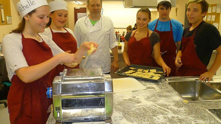 Kochschule - Mit dem Profi kochen: Chefkoch Michael Stimmler gehen Michelle, Vanessa, Selina, Julian und Dominik (von links) in der Küche der Mittelschule Gaukönigshofen zur Hand. Kochschule - Mit dem Profi kochen: Chefkoch Michael Stimmler gehen Michelle, Vanessa, Selina, Julian und Dominik (von links) in der Küche der Mittelschule Gaukönigshofen zur Hand.