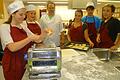 Kochschule       -  Mit dem Profi kochen: Chefkoch Michael Stimmler gehen Michelle, Vanessa, Selina, Julian und Dominik (von links) in der Küche der Mittelschule Gaukönigshofen zur Hand.