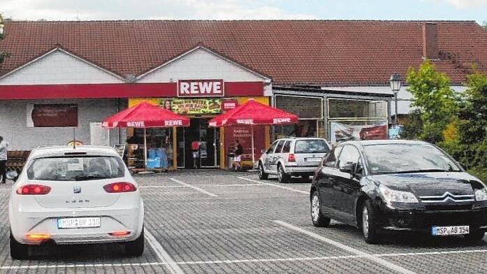 Rewe ist schon da, will aber im Zuge der Erweiterung des Einkaufszentrums &bdquo;Neue Mitte&ldquo; neu bauen. Ein Aldi- und ein Roßmann-Markt sollen neu dazukommen. Mit der Abwägung der Einwände in der frühzeitigen Beteiligung hat der Stadtrat von Arnstein nun die nächste Hürde im Genehmigungsverfahren genommen.