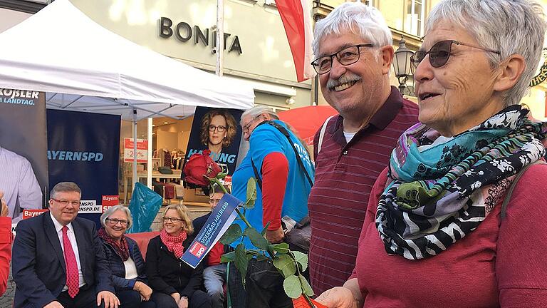 Rote Rosen in Kitzingen: Da war die SPD mit Volkmar Halbleib und Natascha Kohnen auf dem Sofa noch optimistisch.