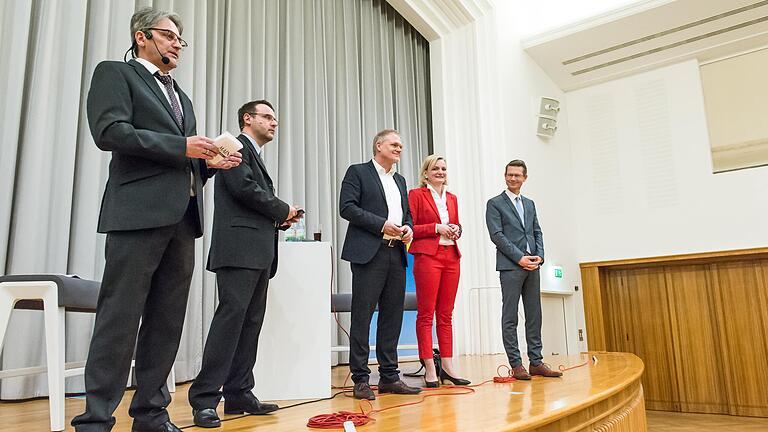 Schade, wir sind nicht auf die Idee gekommen, die Kandidaten beim OB-Wahlforum die Schweinfurt-Hymne singen zu lassen. Auch wenn das auf dem Bild so aussieht, als würde Josef Schäfer (links) den Einsatz geben und Oliver Schikora, Holger Laschka, Marietta Eder (SPD) Sebastain Remelé gleich einstimmen.&nbsp;