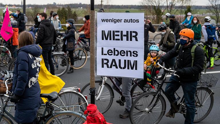 Aktueller denn je: Menschen setzen sich dafür ein, dass weniger Autos in Städten unterwegs sind. Hier eine Fahrraddemonstration Anfang April in Berlin. Aktueller denn je: Menschen setzen sich dafür ein, dass weniger Autos in Städten unterwegs sind. Hier eine Fahrraddemonstration Anfang April in Berlin.