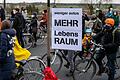 Aktueller denn je: Menschen setzen sich dafür ein, dass weniger Autos in Städten unterwegs sind. Hier eine Fahrraddemonstration Anfang April in Berlin.