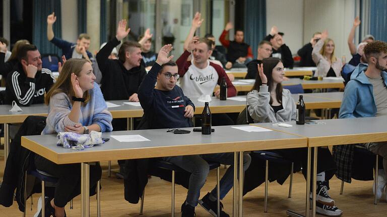 Gut besucht war die Gründungsversammlung des 'Jugendclub Salz e.V.', an der auch per Zoom-Meeting teilgenommen werden konnte. Gut besucht war die Gründungsversammlung des 'Jugendclub Salz e.V.', an der auch per Zoom-Meeting teilgenommen werden konnte.