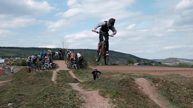 Große Sprünge wagten Jugendliche auf dem ehemaligen Pumptrack am Sportzentrum.       -  Große Sprünge wagten Jugendliche auf dem ehemaligen Pumptrack am Sportzentrum.