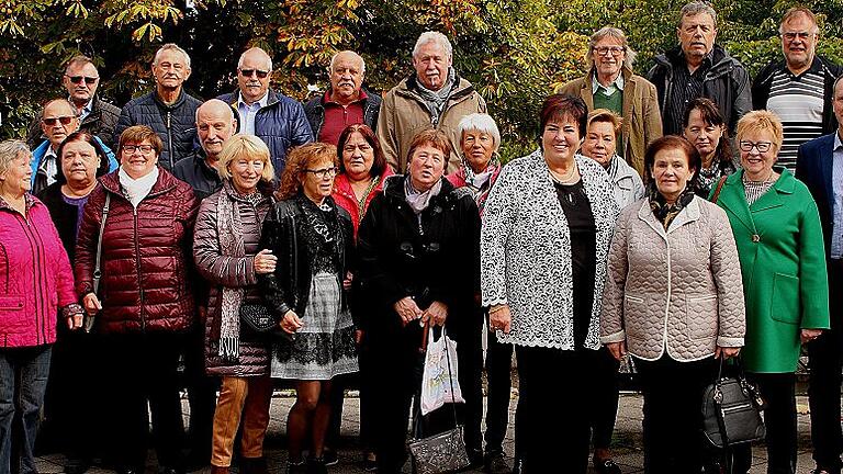 65-Jährige schwelgen in Eltmann in Erinnerungen       -  Die Ehemaligen des Klassenjahrganges 1953/54 trafen sich kürzlich in ihrer alten Schule in Eltmann. Dazu gesellte sich auch ihr ehemaliger Lehrer Manfred Bonengel. Bürgermeister Michael Ziegler hieß die Gruppe am Schulberg willkommen, wo man in der neuen Mensa die Entwicklung des Schulwesens der letzten Jahre ersehen konnte. Aber auch über die Kommunalpolitik erfuhr man Neuigkeiten. Anschließend traf sich die Gruppe zu einem gemütlichen Beisammensein. (gg)