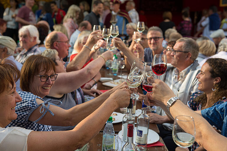 Auf dem Gerolzhöfer Weinfest kann man eine Vielzahl an Weinen kosten - da ist sicher für jeden Geschmack etwas dabei. Auf dem Gerolzhöfer Weinfest kann man eine Vielzahl an Weinen kosten - da ist sicher für jeden Geschmack etwas dabei.