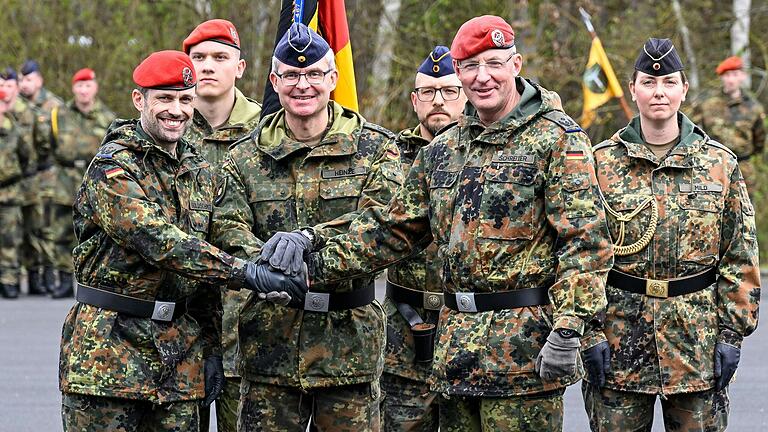 Kommandoübergabe beim Logistikbataillon 467 in Volkach: Oberstleutnant Manuel Goldschmitt (vorne von links) wird durch Oberst Alexander Heinze ins Amt eingesetzt, das bislang Oberstleutnant Holm Schreiter ausgeübt hat. Kommandoübergabe beim Logistikbataillon 467 in Volkach: Oberstleutnant Manuel Goldschmitt (vorne von links) wird durch Oberst Alexander Heinze ins Amt eingesetzt, das bislang Oberstleutnant Holm Schreiter ausgeübt hat.