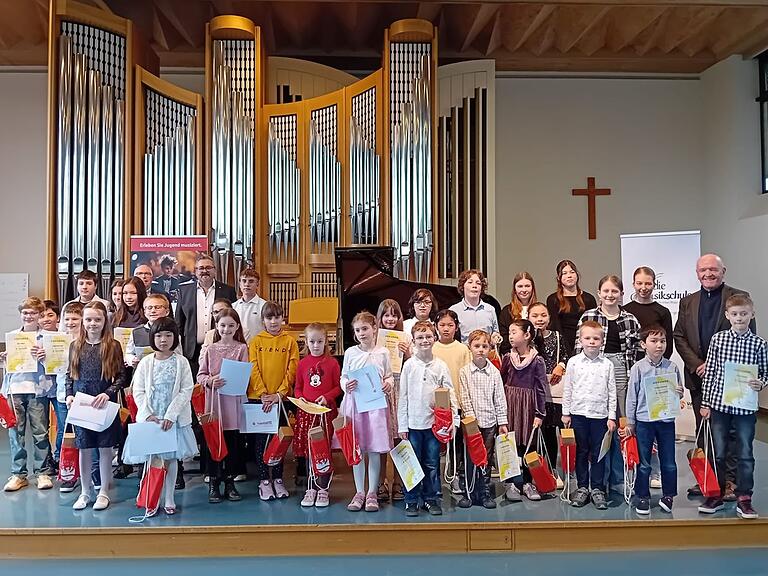 Zum Schluss gab es Urkunden für die Teilnehmerinnen und Teilnehmer beim Wettbewerb Talentissimo im Orgelsaal der Berufsfachschule für Musik mit (links hinten) Sparkassendirektor Georg Straub, Frank Stäblein und Landrat Thomas Habermann (rechts). Zum Schluss gab es Urkunden für die Teilnehmerinnen und Teilnehmer beim Wettbewerb Talentissimo im Orgelsaal der Berufsfachschule für Musik mit (links hinten) Sparkassendirektor Georg Straub, Frank Stäblein und Landrat Thomas Habermann (rechts).
