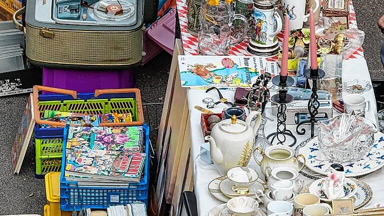 Flohmarkt-Klassiker: Nippes von gestern bis vorgestern.