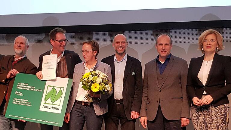 Das Schloss Gut Obbach erhielt den Bundespreis Ökologischer Landbau 2020. Bundeslandwirtschaftsministerin Julia Klöckner (rechts) überreichte die Auszeichnung auf der Grünen Woche in Berlin an (von links) Gutsbesitzer Georg Schäfer, das Betriebsleiter-Paar Bernhard Schreyer und Petra Sandjohann sowie die Gutsbesitzer Andreas und Christian Schäfer. Das Schloss Gut Obbach erhielt den Bundespreis Ökologischer Landbau 2020. Bundeslandwirtschaftsministerin Julia Klöckner (rechts) überreichte die Auszeichnung auf der Grünen Woche in Berlin an (von links) Gutsbesitzer Georg Schäfer, das Betriebsleiter-Paar Bernhard Schreyer und Petra Sandjohann sowie die Gutsbesitzer Andreas und Christian Schäfer.