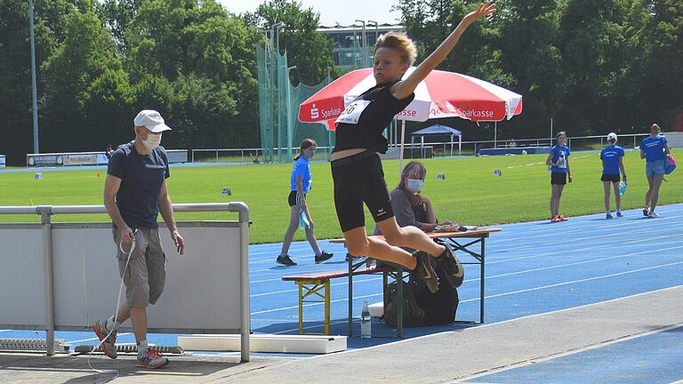 Finn Hauk vom TSV Eibelstadt/LAZ Kreis Würzburg verbesserte in Tübingen seine Leistung im Weitsprung auf 5,43 Meter und erfüllte dadurch die A-Norm in der Altersklasse M 14 für die Bayerischen Meisterschaften. Finn Hauk vom TSV Eibelstadt/LAZ Kreis Würzburg verbesserte in Tübingen seine Leistung im Weitsprung auf 5,43 Meter und erfüllte dadurch die A-Norm in der Altersklasse M 14 für die Bayerischen Meisterschaften.