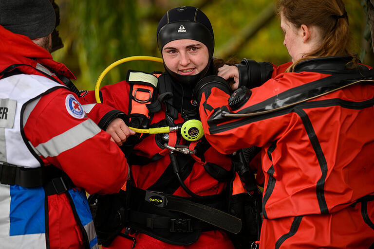 Den Trockentauchanzug anzulegen ist Teamwork. Jannick Esslinger und Hannah Lieb helfen Christina Gröger. Den Trockentauchanzug anzulegen ist Teamwork. Jannick Esslinger und Hannah Lieb helfen Christina Gröger.