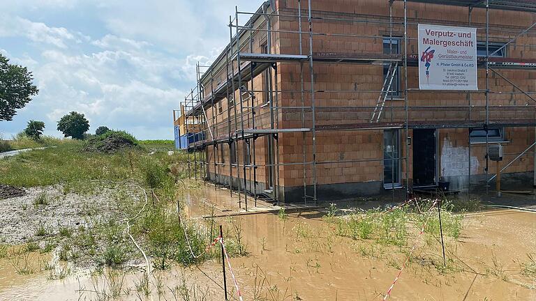 Fünfmal stand das Grundstück von Robert Schinzel am Beginn der Rodewischer Straße in diesem Jahr nach Regenfällen bereits unter Wasser. Das Wasser kommt von dem oberhalb gelegenen Acker.