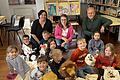 Die Kinder bei der Überreichung des Büchereiführerscheins mit Stefanie Roth, Simone Freimark und Bürgermeister Gerhard Habel.