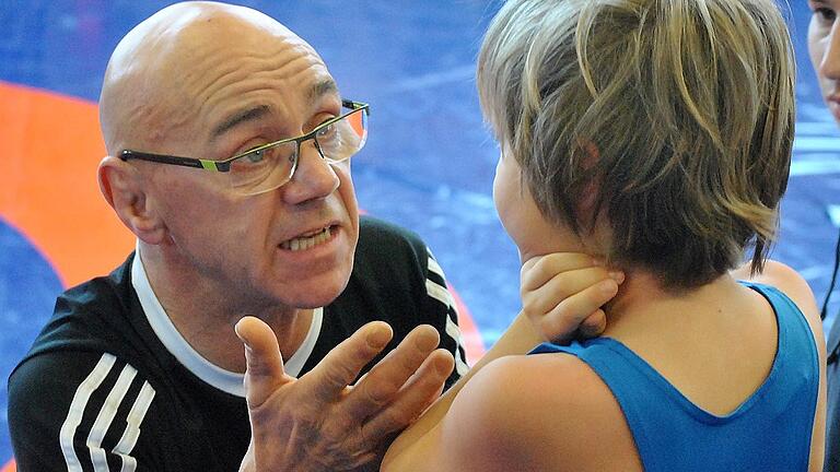 Motivator: Jugendtrainer Thomas Rösner schwört RSV-Nachwuchsringer Emilian Pohl (rechts) auf den nächsten Kampf ein. Motivator: Jugendtrainer Thomas Rösner schwört RSV-Nachwuchsringer Emilian Pohl (rechts) auf den nächsten Kampf ein.