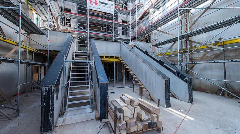 Das gemeinsam genutzte Foyer mit der Treppenanlage. Das gemeinsam genutzte Foyer mit der Treppenanlage.