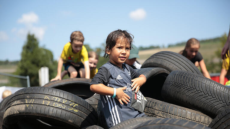 Bei dem Hinternislauf Rock the Race nahmen zahlreiche Teilnehmer bei sommerlichen Termperaturen und bestem Wetter am Sonntag (03.085.2019) teil.