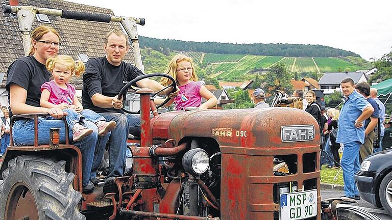 Bewundernde Blicke für Oldtimer-Perlen - (ca) Rund 300 Autos, Motorräder und auch Traktoren haben am siebten Oldtimertreffen der Kameradschaft ehemaliger Soldaten Oberleinach teilgenommen. Viele Teilnehmer kamen extra aus den Nachbarlandkreisen angerollt. Für die rund 2500 Besucher bestand bei Volksfestatmosphäre ausreichend Gelegenheit, um die rund um den Sportplatz der Spielvereinigung Leinach abgestellten Prachtstücke näher zu inspizieren und mit deren Besitzen ins Gespräch zu kommen. Alois Nitsche kennt die meisten Oldtimer bereits von früheren Treffen. Bevor sie mit Hupen oder manche mit einem kurzen Aufröhren ihrer zum Teil mit ordentlich Pferdestärken ausgestatteten Motoren zur Rundfahrt losfahren, erklärte er den Zuschauern Details zu den Fahrzeugen. Bei manchen von ihnen wie dem VW Scirocco oder Renault R5 ist es kaum zu glauben, dass da ein Oldtimer vor einem steht. Schließlich gehörten die noch vor einigen Jahren zum Straßenbild. „Aber, seien sie ehrlich, wann haben sie das letzte Mal einen R5 auf der Straße gesehen?“, fragt Nitsche ins Publikum. Bei anderen wie dem Ford T-Modell von 1915 ist es sofort klar, dass hier ein Auto aus einer anderen Zeit steht. Auch gibt es selbst für Nitsche immer mal wieder eine motorisierte Perle zu bewundern, die er selber noch nicht gesehen hat: so etwa ein BMW 327, den die die Bayerischen Motorwerke von 1937 bis 1941 in Eisenach gebaut haben. Dass der klassische Oldtimer mit den geschwungenen Formen in DDR-Zeiten nochmals eine Wiederauferstehung fand und in Eisenach noch bis in die 1950er Jahre im volkseigenen Betrieb der DDR als EMW hergestellt wurde, ist heute jedoch Geschichte. Dass das Treffen erstmals nicht bei der Feuerwehr Unterleinach stattgefunden hat, tat dem keinen Abbruch. „Dort war zu wenig Platz und wir hätten uns einschränken müssen“, erklärt Organisator Alois Nitsche. Auch für den Vorsitzenden der Kameradschaft Norbert Weckesser ist der Umzug gelungen. „Unser Oldtimertreffen ist inzwischen ein absoluter Höhepunkt in Leinach“, sagt er. Über 80 ehrenamtliche Helfer aus dem Ort packten mit an und halfen, dass eines der größten Treffen der Region wieder ein großer Erfolg war. Bewundernde Blicke für Oldtimer-Perlen - (ca) Rund 300 Autos, Motorräder und auch Traktoren haben am siebten Oldtimertreffen der Kameradschaft ehemaliger Soldaten Oberleinach teilgenommen. Viele Teilnehmer kamen extra aus den Nachbarlandkreisen angerollt. Für die rund 2500 Besucher bestand bei Volksfestatmosphäre ausreichend Gelegenheit, um die rund um den Sportplatz der Spielvereinigung Leinach abgestellten Prachtstücke näher zu inspizieren und mit deren Besitzen ins Gespräch zu kommen. Alois Nitsche kennt die meisten Oldtimer bereits von früheren Treffen. Bevor sie mit Hupen oder manche mit einem kurzen Aufröhren ihrer zum Teil mit ordentlich Pferdestärken ausgestatteten Motoren zur Rundfahrt losfahren, erklärte er den Zuschauern Details zu den Fahrzeugen. Bei manchen von ihnen wie dem VW Scirocco oder Renault R5 ist es kaum zu glauben, dass da ein Oldtimer vor einem steht. Schließlich gehörten die noch vor einigen Jahren zum Straßenbild. „Aber, seien sie ehrlich, wann haben sie das letzte Mal einen R5 auf der Straße gesehen?“, fragt Nitsche ins Publikum. Bei anderen wie dem Ford T-Modell von 1915 ist es sofort klar, dass hier ein Auto aus einer anderen Zeit steht. Auch gibt es selbst für Nitsche immer mal wieder eine motorisierte Perle zu bewundern, die er selber noch nicht gesehen hat: so etwa ein BMW 327, den die die Bayerischen Motorwerke von 1937 bis 1941 in Eisenach gebaut haben. Dass der klassische Oldtimer mit den geschwungenen Formen in DDR-Zeiten nochmals eine Wiederauferstehung fand und in Eisenach noch bis in die 1950er Jahre im volkseigenen Betrieb der DDR als EMW hergestellt wurde, ist heute jedoch Geschichte. Dass das Treffen erstmals nicht bei der Feuerwehr Unterleinach stattgefunden hat, tat dem keinen Abbruch. „Dort war zu wenig Platz und wir hätten uns einschränken müssen“, erklärt Organisator Alois Nitsche. Auch für den Vorsitzenden der Kameradschaft Norbert Weckesser ist der Umzug gelungen. „Unser Oldtimertreffen ist inzwischen ein absoluter Höhepunkt in Leinach“, sagt er. Über 80 ehrenamtliche Helfer aus dem Ort packten mit an und halfen, dass eines der größten Treffen der Region wieder ein großer Erfolg war.